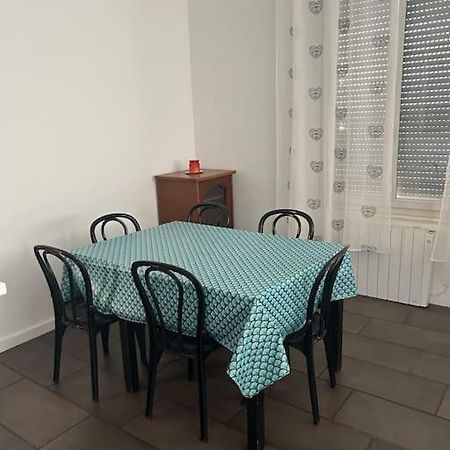 Superbe Appartement Avec Parking Gratuit Vaulx-en-Velin Eksteriør bilde