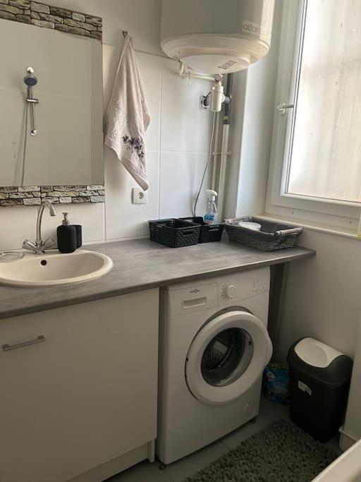 Superbe Appartement Avec Parking Gratuit Vaulx-en-Velin Eksteriør bilde