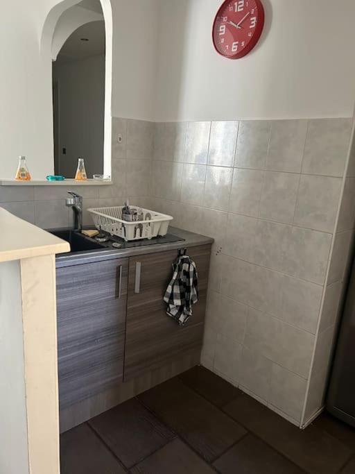 Superbe Appartement Avec Parking Gratuit Vaulx-en-Velin Eksteriør bilde